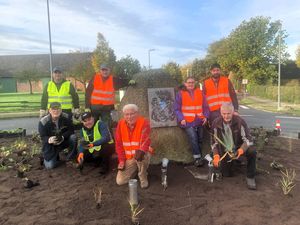 Ortsvorsteher Antonius Schütte freut sich gemeinsam mit seinen Unterstützer sowie Marvin Rölleke von der Stadt Lippstadt über die Bepflanzung am Kreis-verkehr in Eickelborn. Foto: Stadt Lippstadt