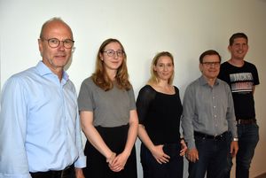Heinrich Horstmann (l.) und Michael Schäpermeier (r.) sind gespannt auf die Entwürfe der Teilnehmer, die unter Aufsicht von Joachim Elliger (zweiter v. r.) ausgelost wurden. Nina Vollmann und Pauline Naumann (dritte v. l.) vom Architektur- und Stadtplanungsbüro post welters + partner begleiteten das Losverfahren. Foto: Stadt Lippstadt