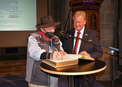 Bereits am Abend vor der Verlegung der Stolpersteine hatte Künstler Gunter Demnig in der Jakobikirche einen Vortrag über die Geschichte seines Stolperstein-Projektes gehalten und einen Eintrag in das Gästebuch der Stadt Lippstadt vorgenommen.  Foto: Stadt Lippstadt