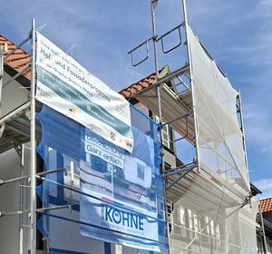 Erste Baustellenbanner machen auf die Umsetzung des Hof- und Fassadenprogramms aufmerksam. Foto: Stadt Lippstadt
