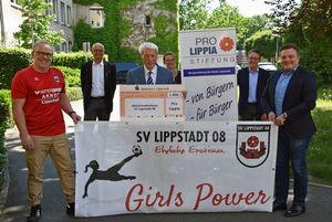 1.000 Euro für die Mädchenabteilung des SV Lippstadt 08: Betreuer Thomas Enste (l.) freut sich über die Unterstützung der Stiftung „Pro Lippia“, deren Stiftungsvorsitzender Franz Klocke (3.v.l.) den Scheck in Anwesenheit von Bürgermeister Arne Moritz (r.) und den weiteren Vorstandsmitgliedern Jürgen Riepe (2.v.r), Gabriele Staats (3.v.r.) und Manfred Strieth (2.v.l.) übergab. Foto: Stadt Lippstadt