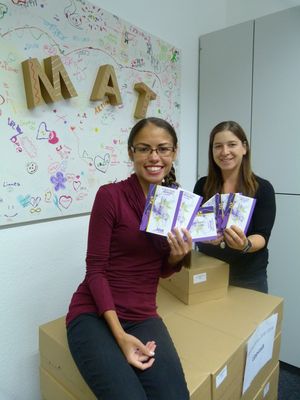 Interessante Berufsportraits und weitere spannende Inhalte im neuen „Mädchenmerker“ versprechen Daniela Franken (r.) und Auszubildende Elwina Friebus (l.). Foto: Stadt Lippstadt