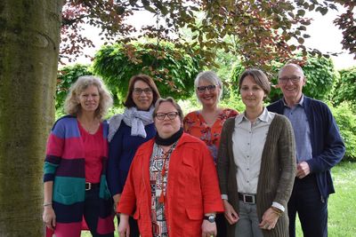 Nach dem Ausscheiden von Martha van de Ligt (2. v. li.) und Hans-Peter Leue (re.) verstärkt Nicola Hane-Storch (3. v. r.) das Lippstädter Partnerschaftskomitee. Über die tatkräftige Unterstützung freuen sich Gudrun Strathoff, Birgit Rubart und Angelika Bolz (v. l. n. r.) Foto: Stadt Lippstadt