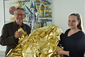 Die Goldfolie weist am 22. September den Weg zum „KunstOrt“: Wolfgang Streblow und Anne Gorski laden bei „LippstART19“ dazu ein, die Bandbreite der Künstler, kulturtreibenden Vereine und der Kultur- und Kreativwirtschaft in Lippstadt kennenzulernen. Foto: Stadt Lippstadt