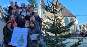 Die Weihnachtswunschbaumaktion startet: An zahlreichen Stellen im Stadtgebiet können die Wünsche an Weihnachtsbäumen abgeholt werden. Möglich wird das auch in diesem Jahr durch die Beteiligung zahlreicher Firmen und Institutionen. Foto: stadt Lippstadt