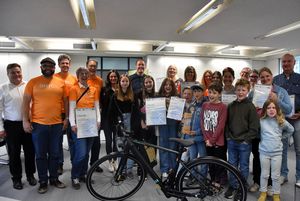 So sehen Sieger aus: Teams, Schulen und Einzelkämpfer konnten sich über ihren Erfolg beim Stadtradeln freuen. Bürgermeister Arne Moritz (l.) gratu-lierte allen Preisträgern persönlich. Foto: Stadt Lippstadt