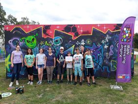 Die Teilnehmer des Graffitiprojektes freuen sich über das Kunstwerk, das sie innerhalb von zwei Tagen erstellt haben. Foto: Stadt Lippstadt