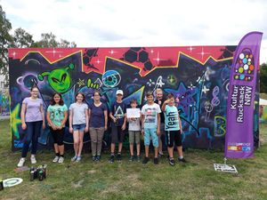 Die Teilnehmer des Graffitiprojektes freuen sich über das Kunstwerk, das sie innerhalb von zwei Tagen erstellt haben. Foto: Stadt Lippstadt