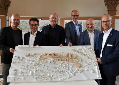 Fachbereichsleiter Heinrich Horstmann, Jurymitglied Björn Severin, Bürger-meister Christof Sommer konnten die Erstplatzierten Heiko Kampherbeek, Marc Matzken (heimspiel architekten) und Joachim Schultz Granberg (Studio Schultz Granberg) bei der Ausstellungseröffnung persönlich beglückwünschen. Foto: Stadt Lippstadt