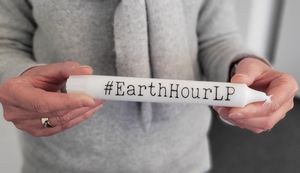 Licht aus, Kerze an: Für die Earth Hour 2023 werden Kerzen auf dem Wo-chenmarkt verteilt und über die Earth Hour informiert. Foto: Stadt Lippstadt