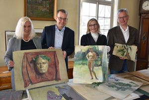 „Ein Glücksfall“ ist der Nachlass von Marie Steinbecker, den die Stadt jetzt von Monika Miron (l.) übernehmen konnte. Gemeinsam mit Fachdienstleiter Wolfgang Streblow, Museumsleiterin Dr. Christine Schönebeck und Nachlassberater David Hessels (v.r.n.l.) präsentiert sie einige Stücke aus dem umfangreichen Inhalt. Foto: Stadt Lippstadt