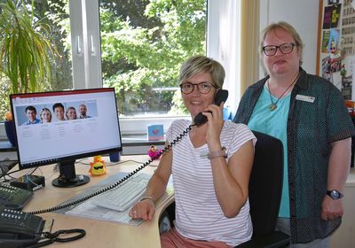 Immer ein offenes Ohr für die Anliegen der Bürgerinnen und Bürger: Tanja Steffens-Rahe und Birgit Rubart (v.l.) aus dem Büro des Bürgermeisters küm-mern sich unter anderem um die Ideen- und Beschwerdestelle. Foto: Stadt Lippstadt