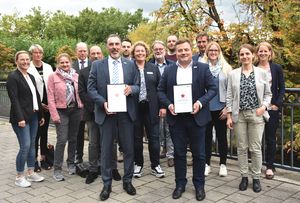 Nach dem Erreichen des ersten Regionale-Sterns geht die Arbeit im Projekt „NaturTalenteLippe“ weiter in Richtung zweiter Stern. In Lippstadt trafen sich mit den Bürgermeistern der beiden beteiligten Kommunen Lippetal und Lippstadt, Matthias Lürbke und Arne Moritz (vorne), die weiteren Partner von Behörden, Vereinen und Institutionen, um sich über die nächsten Schritte abzustimmen. Foto: Stadt Lippstadt