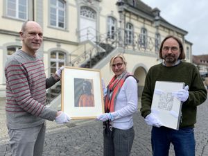 (v.l.n.r.) Künstler Holger Bunk überreichte zwei seiner Werke an Christine Schö-nebeck und Andreas Moersener für die städtische Kunstsammlung. Foto: Stadt Lippstadt