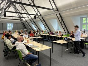 Bei der Auftaktveranstaltung am 7. Oktober 2025 im Hanse-Kolleg informierten sich die Lippstädter Schulen über den Ablauf des Energiesparprojekt „Klimaschule Lippstadt“. Foto: Stadt Lippstadt