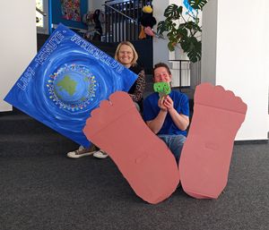 Sabrina Janetzky und Sonja Kiekens vom Jugend- und Familienbüro der Stadt Lippstadt freuen sich auf zwei tolle Ferienaktionen in den Sommerferien. Foto: Stadt Lippstadt