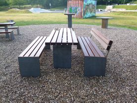Sitzgelegenheiten am Grillbereich