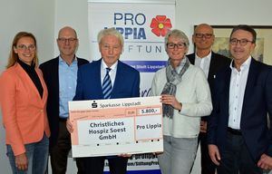 Franz Klocke (dritter v. l.) und Norbert Loddenkemper (zweiter v. l.) übergaben gemeinsam mit dem Vorstand von „Pro Lippia“ die Spende in Höhe von 5.800 Euro an Einrichtungsleiterin Angelika Köster (dritte v. r.) vom Hospiz des Kreises Soest. Foto: Stadt Lippstadt