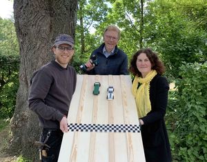 Beim Pinewood-Derby rasen die selbstgebauten Autos eine Holzrennbahn hinunter. Elisa Stellmacher, Steffen Dirkes und Frank Osinski befinden sich gerade mitten in den Vorbereitungen für dieses Familien-Autorennen.  Foto: Stadt Lippstadt