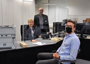 Das Wahlamt im Stadthaus hat geöffnet und ist auch bei dieser Wahl coronagerecht ausgestattet: Andreas Flaßkamp, Fachdienstleiter Organisation (Mitte), Fachdienstmitarbeiterin Annika Kerkhoff (l.) und Niklas Hess präsentieren einen der Arbeitsplätze im Sitzungsraum E.08 im Stadthaus. Foto: Stadt Lippstadt