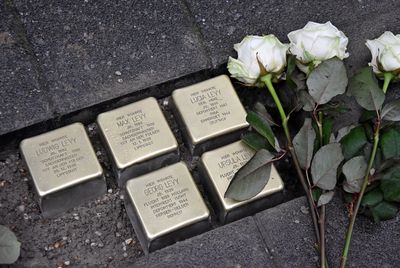 Stolpersteine für die Familie Levy vor dem Haus Cappelstraße 19. Foto: Stadt Lippstadt