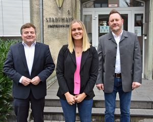 Bürgermeister Arne Moritz gratulierte der neuen Vorsitzenden Laura Sonntag und bedankte sich bei dem scheidenden Vorsitzenden Michael Schaefer. Foto: Stadt Lippstadt