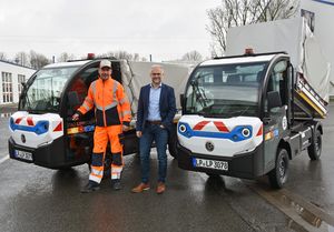 Klein, wendig, leise und mit moderner Technik an Bord: Baubetriebshofleiter Daniel Utzel (r.) und BBH-Mitarbeiter Dirk Wedeking präsentieren die bei-den „Goupils“, die ab sofort in der manuellen Straßenreinigung eingesetzt werden.  Foto: Stadt Lippstadt
