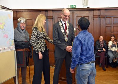 Bürgermeister Christof Sommer und Verwaltungsmitarbeiterin Nicole Begger und Graf Bernhard begrüßten bei der Feier jeden im Jahr 2019 Eingebürgerten. Foto: Stadt Lippstadt