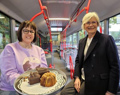 Mariethres Koch-Fechteler und Fachdienstleiterin Sonja von Zons (l.) freuen sich auf eine Fahrt mit zahlreichen Seniorinnen und Senioren nach Bielefeld. Foto: Stadt Lippstadt