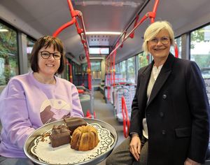 Mariethres Koch-Fechteler und Fachdienstleiterin Sonja von Zons (l.) freuen sich auf eine Fahrt mit zahlreichen Seniorinnen und Senioren nach Bielefeld. Foto: Stadt Lippstadt