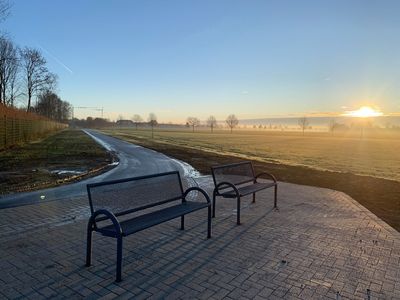 Sonnenaufgang überm Alleenweg: Der südliche Teil des Wegs kann noch vor Weihnachten für den Fuß- und Radverkehr freigegeben werden. Die Bepflanzung und weitere Ausstattung erfolgt ab Anfang des kommenden Jahres. Foto: Stadt Lippstadt
