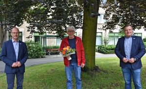 Bürgermeister Arne Moritz und Fachbereichsleiter Heinrich Horstmann verabschiedeten Lothar Dreckhoff in den Ruhestand nach 29 Jahren bei der Stadt Lippstadt. Foto: Stadt Lippstadt