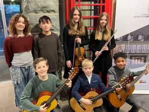 Die Musikschule freut sich über die vielen erfolgreichen Schülerinnen und Schü-ler beim Regionalwettbewerb „Jugend musiziert“: (hinten von links): Mia-Lin Eichhorn, Tim Eichhorn, Miriam Preuschoff und Lea Barnstorf-Laumanns; (vor-dere Reihe von links): Ole Schröer, Jonathan Steiner und Kiro Kiala. Foto: Stadt Lippstadt