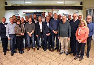 Zum alljährlichen Ortsvorstehertreffen kamen Bürgermeister Christof Sommer, seine Stellvertreter im Amt und weitere Verwaltungsvertreter mit den 17 Ortsvorstehern zusammen. Foto: Stadt Lippstadt