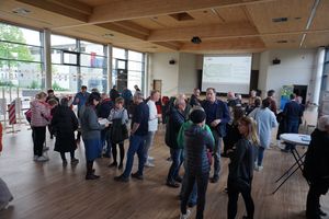 Bei der Auftaktveranstaltung zum Quartiersmanagement in der Mensa des Realschulzentrums am Dusternweg konnten zahlreiche Lippstädterinnen und Lippstädter die neuen Quartiersmanagerinnen kennenlernen. Foto: Büro Stadtkinder