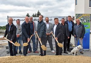 Den ersten Spatenstich machten – begleitet von politischen Vertretern, Anwohnerinnen und Anwohnern sowie den Projektbeteiligten aus der Stadtverwaltung - Bürgermeister Arne Moritz, Arnold von Storp, Marc Matzken (beide „heimspiel architekten“) sowie Heinrich Horstmann, Fachbereichsleiter Stadtentwicklung und Bauen (v.r.n.l.). Foto: Stadt Lippstadt