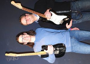 Guido Pyka und Michael Ressel präsentieren auf ihren E-Gitarren jazzige Eigenkompositionen. Foto: Musikschule Lippstadt