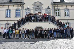 60 Schüler aus drei Nationen besuchen die stellvertretende Bürgermeisterin Sabine Pfeffer im Rathaus. Foto: Stadt Lippstadt