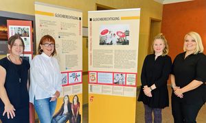Die Gleichstellungsbeauftragte der Stadt Lippstadt, Daniela Franken, Roswitha Lauber (DGB) sowie Annika Fischer und Nadine Zittlau (beide VHS) laden zur Ausstellung ein. Foto: Stadt Lippstadt