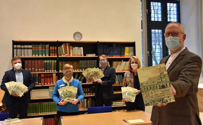 Die 28. Ausgabe der „Lippstädter Spuren“ zum 100-jährigen Jubiläum stellten (v.r.n.l.) Dr. Wolfgang Maron, Dr. Marlies Wigge, Christoph Barnstorf-Laumanns (alle Heimatbund) und Stadtarchivarin Dr. Claudia Becker gemein-sam mit Bürgermeister Arne Moritz vor. Foto: Stadt Lippstadt