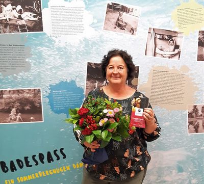 Nicole Tölle war die tausendste Besucherin in der Badespaß-Ausstellung und nahm Blumen und Pralinen entgegen. Foto: Stadt Lippstadt