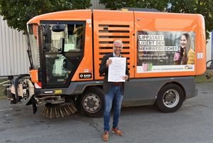 Zur Freude von Leiter Daniel Utzel und seinen Mitarbeitern ist der städtische Baubetriebshof zum zwanzigsten Mal in Folge als zertifizierter „Entsorgungsfachbetrieb“ ausgezeichnet worden. Foto: Stadt Lippstadt
