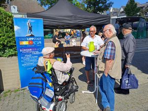 Bereits beim letzten Besuch auf dem Wochenmarkt konnten die Mitglieder des Seniorenbeirats viele interessante Gespräche führen. Foto: Stadt Lippstadt