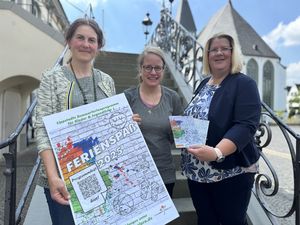 (v.l.n.r.) Elisa Stellmacher (Stadt Lippstadt), Iris Loik (Stadtjugendring) und Birgit Sommer (Sparkasse Hellweg-Lippe) freuen sich auf tolle Veranstaltungen beim Ferienspaß 2025. Foto: Stadt Lippstadt