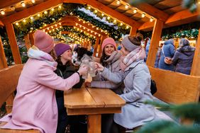 Weihnachtsmarkt Tisch Freunde