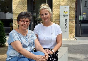 Ulrike Weyrich (links) hat die Stadtbücherei über 30 Jahre geleitet. Jetzt hat sie an Tahnee Exner übergeben. Foto: Stadt Lippstadt