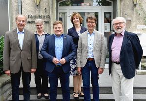 Der Vorstand des Städtischen Musikvereins stellte Bürgermeister Arne Moritz (3.v.l.) im Gespräch den Musikverein und die Tätigkeiten des Vorstandes vor (v.l.n.r.): Vorsitzender Dr. Peter Knop, Beate Mainka (1. stellv. Vorsitzende), Schriftführerin Isabell Markgraf-Seubert, Schatzmeister Timm Schulze und Friedhelm Arnold (2. stellv. Vorsitzender). Foto: Stadt Lippstadt