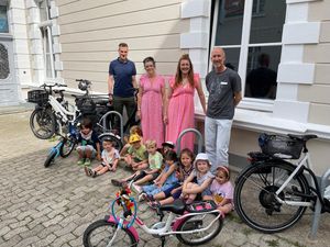 Freuen sich gemeinsam mit den Kindern der Kita Lummerland über die neuen Anlehnbügel: (v.l.n.r.): Fachdienstleiter Philipp Maron, Anna-Lena Spies und Verena Wirth von der Kita Lummerland und Verkehrsplaner Michael Tröger. Foto: Stadt Lippstadt