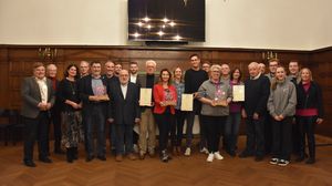 Freude bei den Preisträgerinnen und Preisträgern: Bei einer Feierstunde im Rathaus übergaben Bürgermeister Arne Moritz und Sabine Pfeffer, Vorsitzende des Kulturausschusses, gleich dreimal den Heimat-Preis an Lippstädter Vereine und Initiativen. Foto. Stadt Lippstadt
