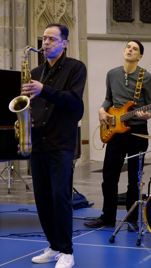 Beim Konzert der Lehrkräfte der Conrad-Hansen-Musikschule spielen auch Roland Danyi (Saxofon) und Eberhard Schröder (E-Bass). Foto: Conrad-Hansen-Musikschule